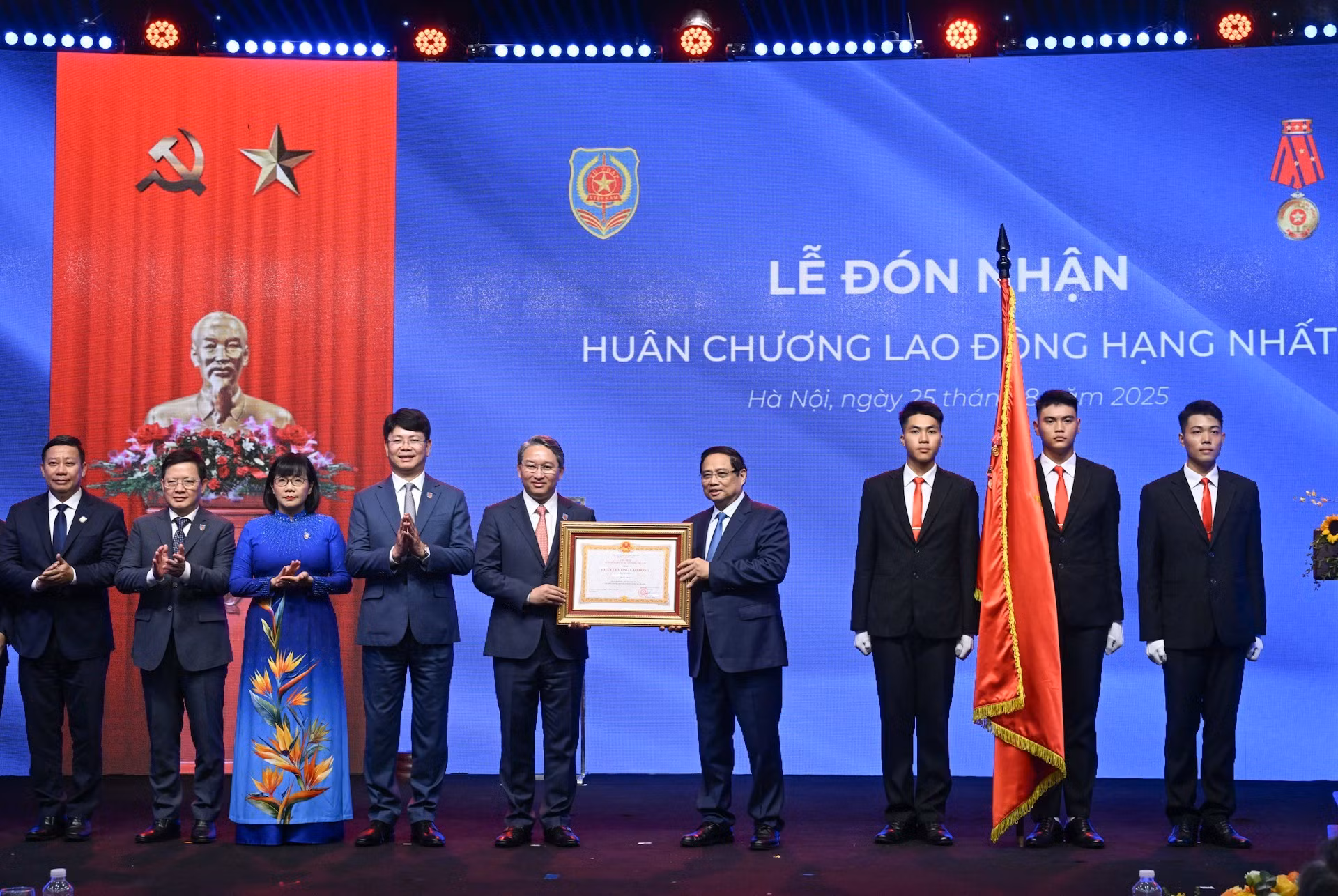 范明正总理向司法部授予一级劳动勋章。