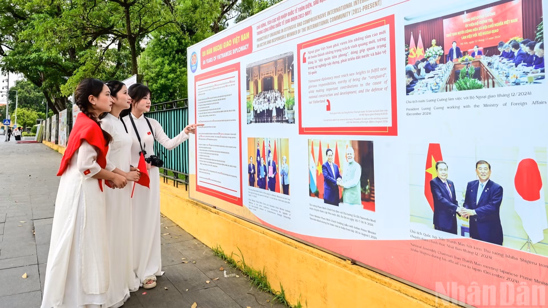 年轻人了解越南外交活动。