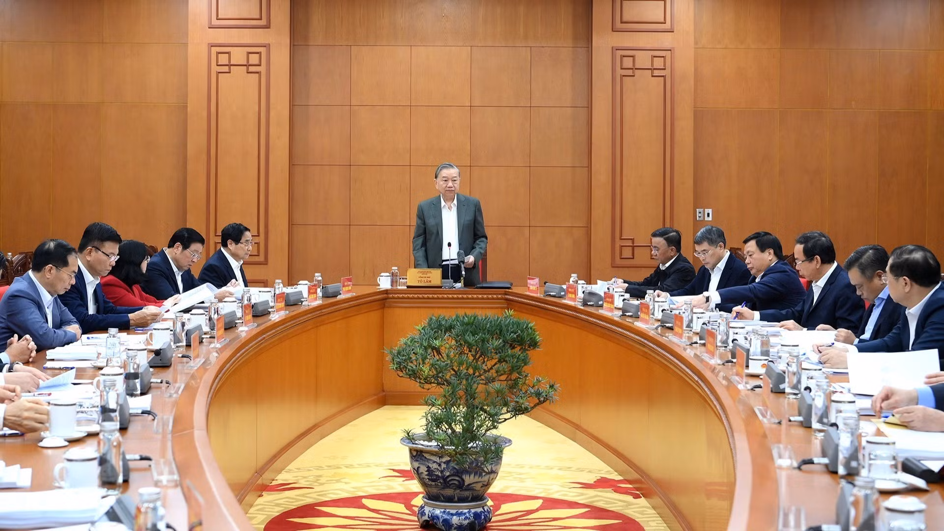 苏林总书记主持召开越共十四大各小组常务会议。