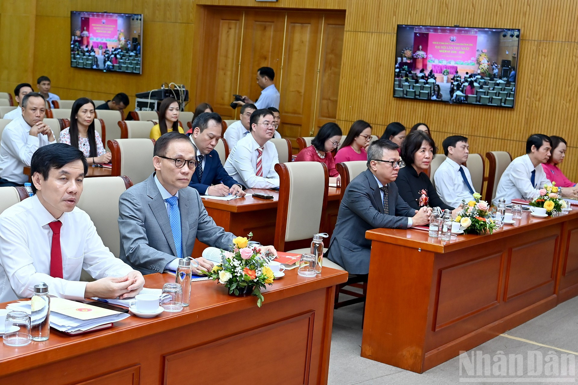 出席大会的代表和党员。 出席大会的代表和党员。
