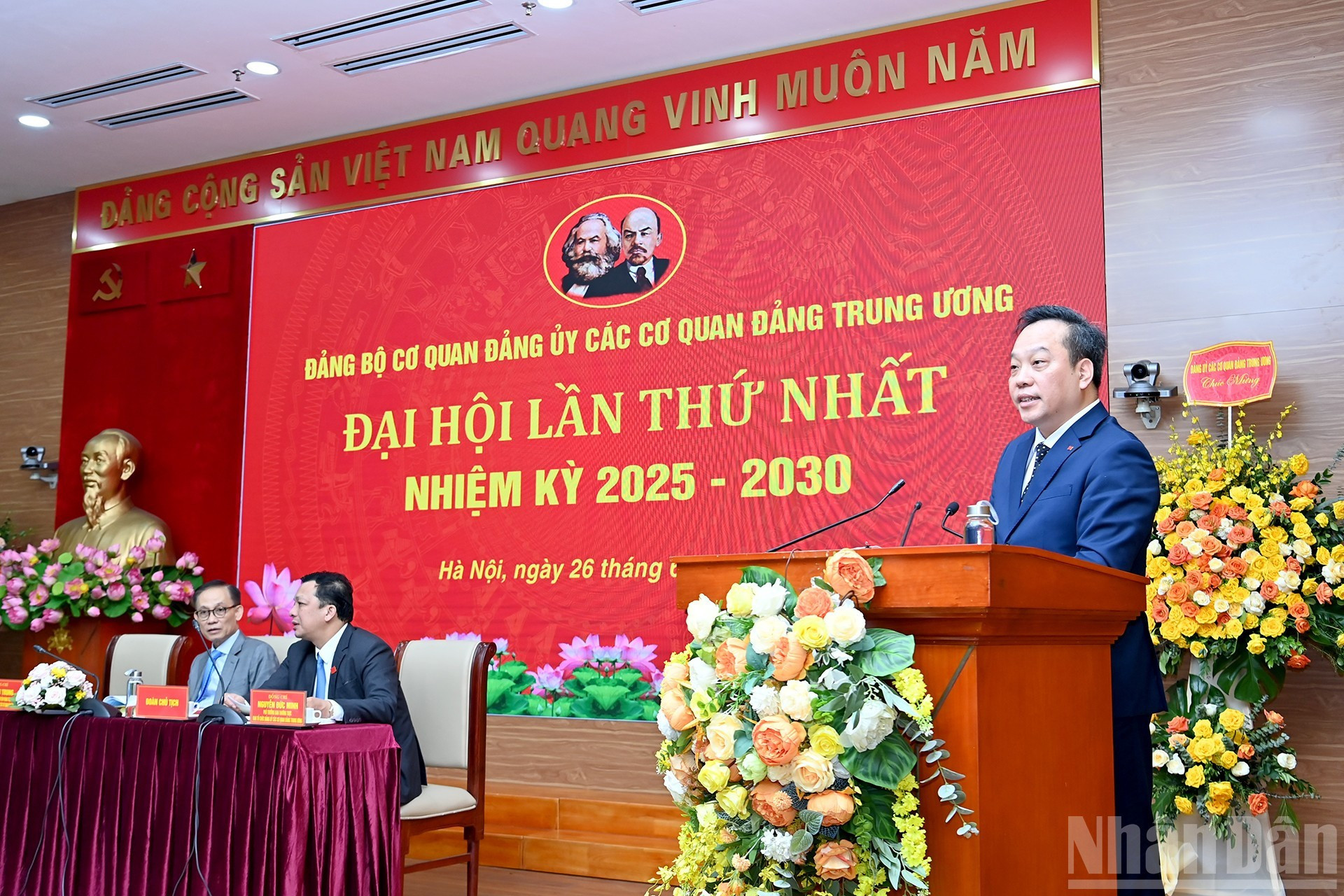 越共中央直属机关党委副书记杜越河同志作政治报告。 越共中央直属机关党委副书记杜越河同志作政治报告。