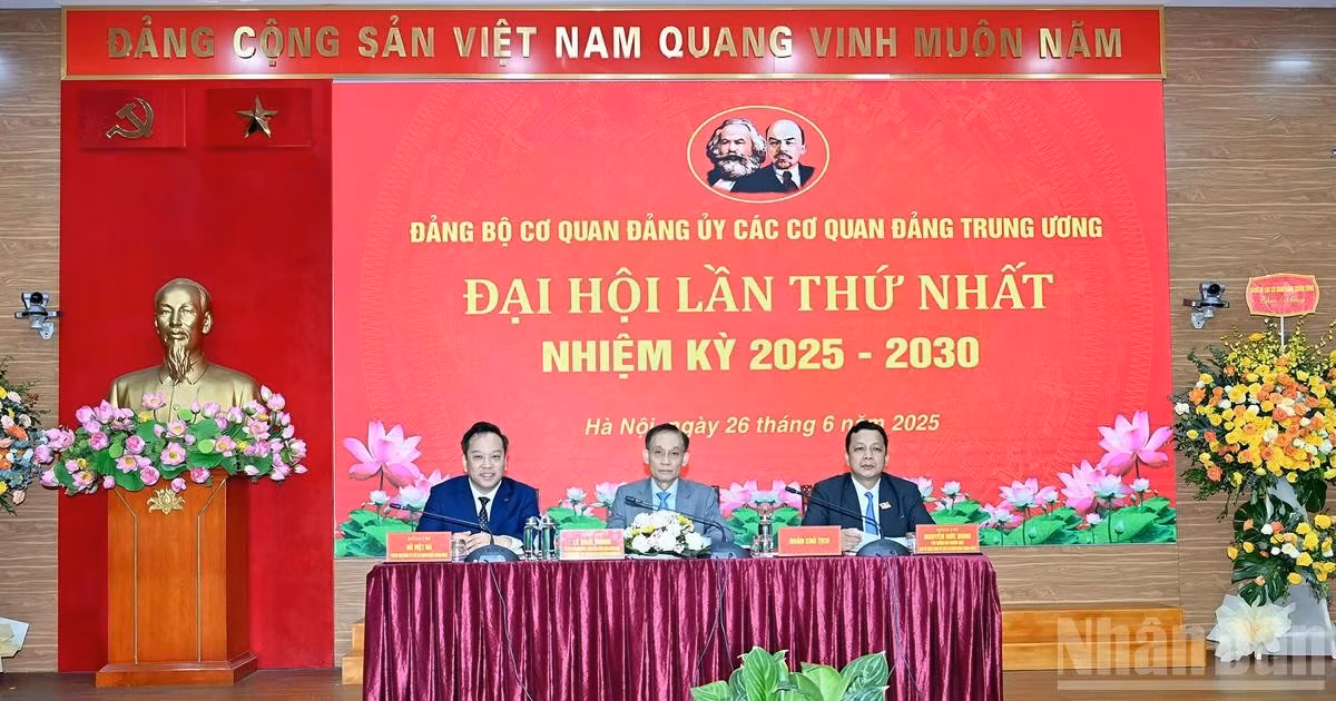 主席团主持大会。