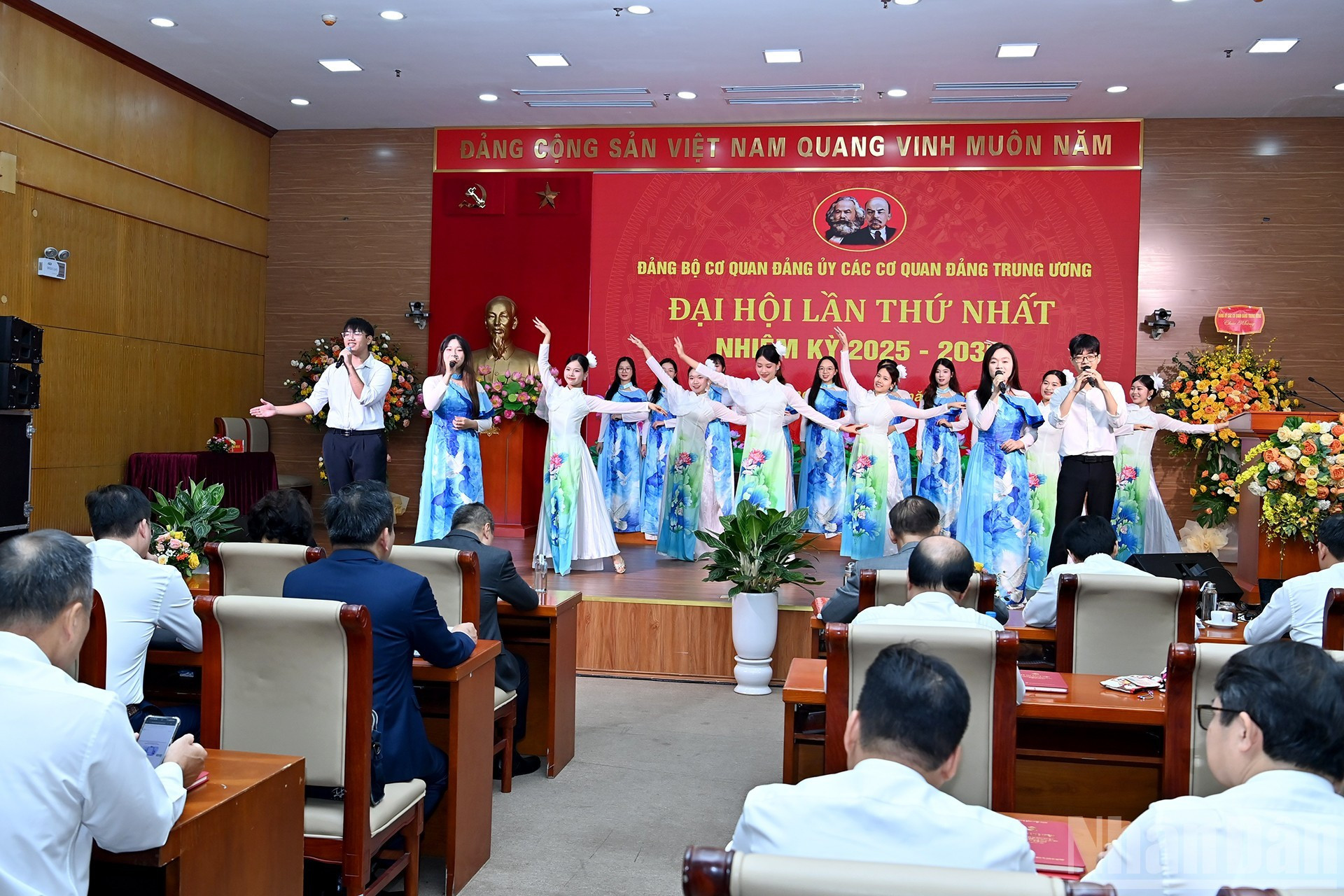 庆祝大会召开的文艺演出。 庆祝大会召开的文艺演出。