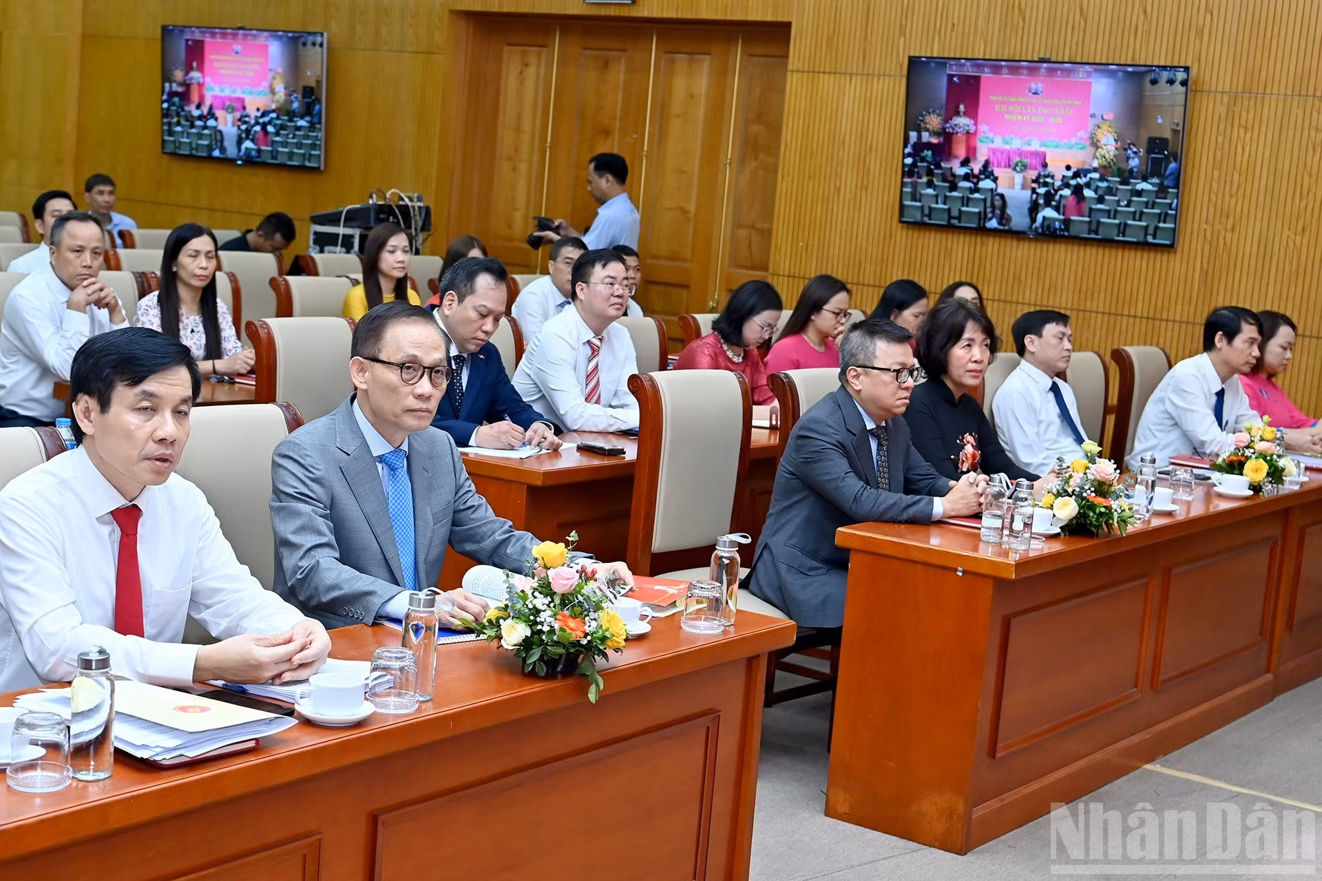 出席大会的代表和党员。