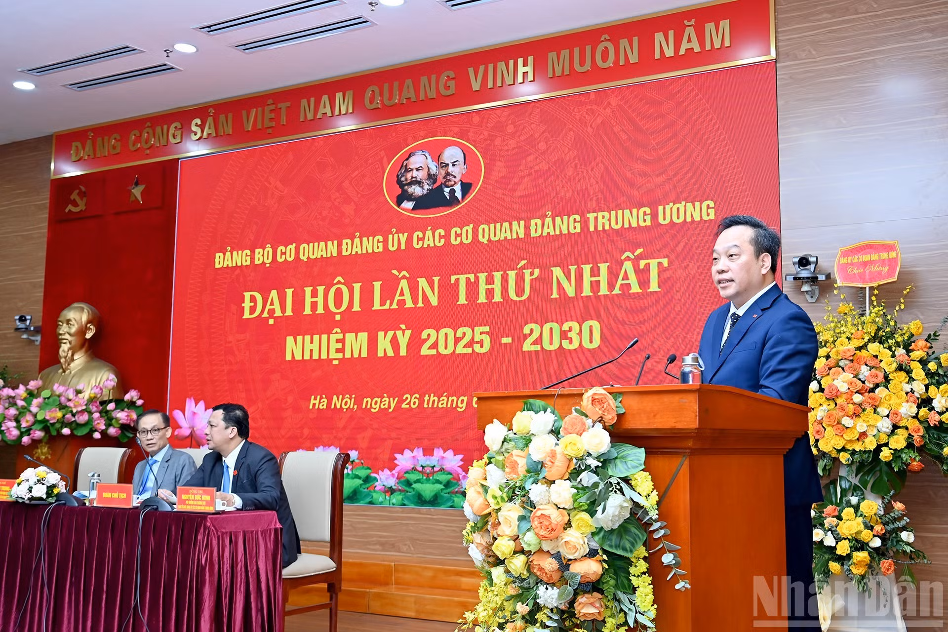 越共中央直属机关党委副书记杜越河同志作政治报告。