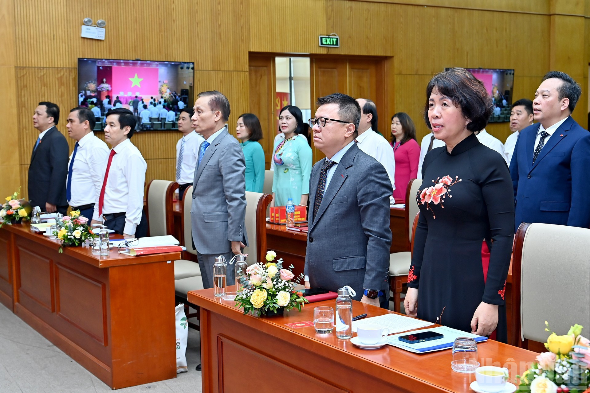 出席大会的代表和党员举行向国旗、党旗致敬仪式。 出席大会的代表和党员举行向国旗、党旗致敬仪式。