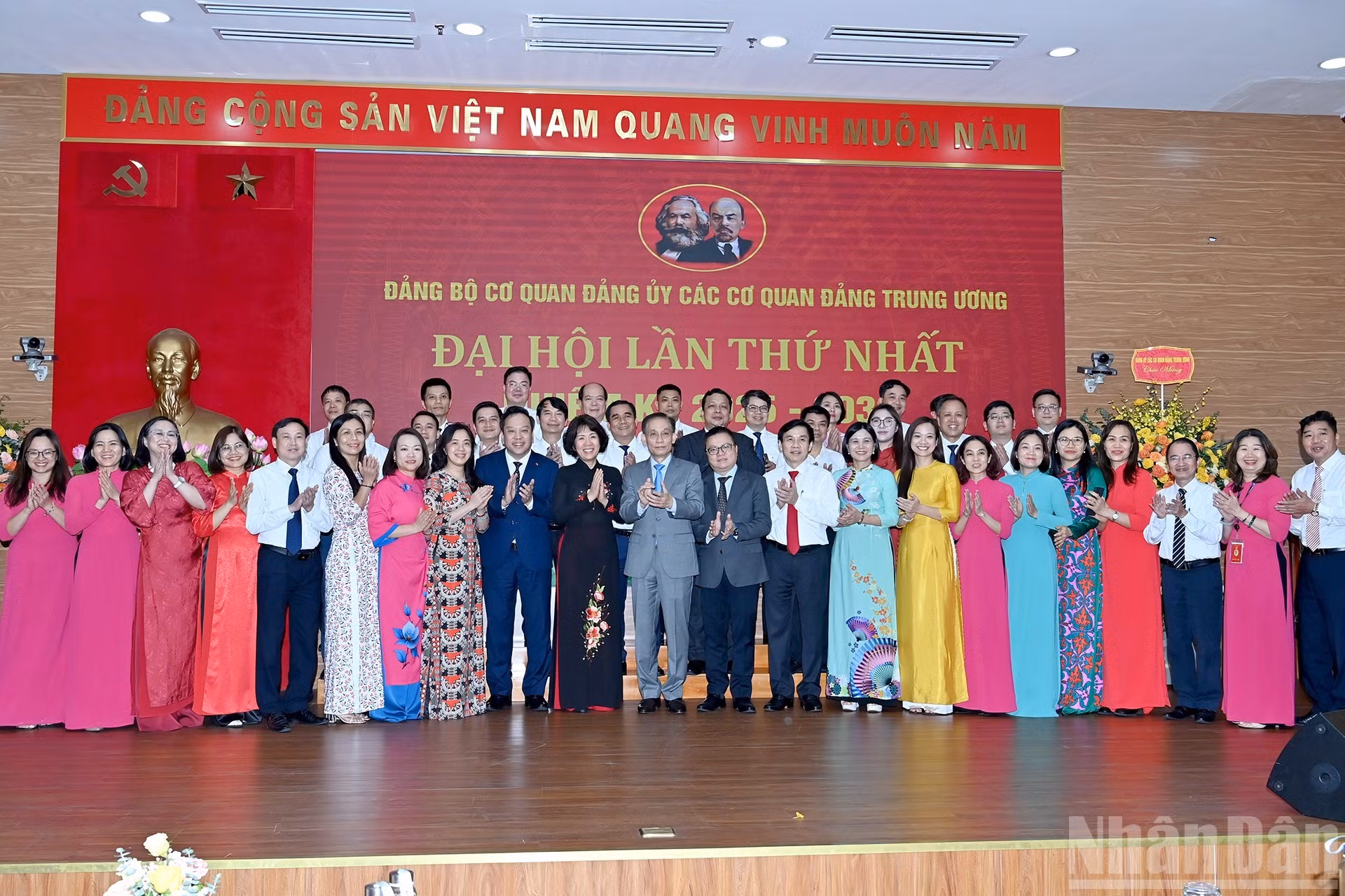 黎怀忠同志和黎国明同志与与会代表及党员合影留念。