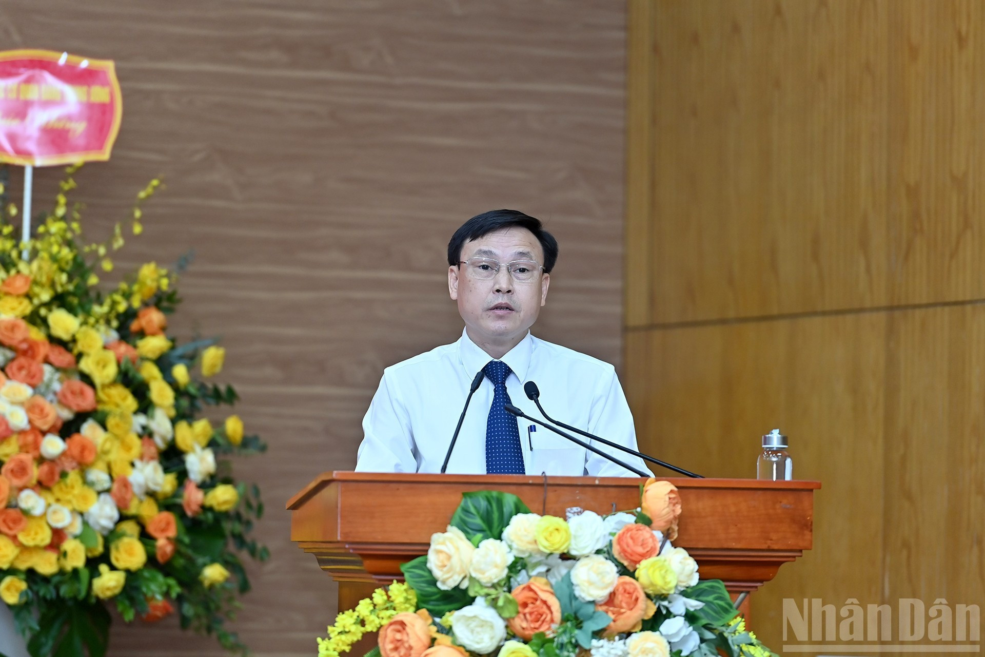 代表在大会上发表讨论发言。 代表在大会上发表讨论发言。