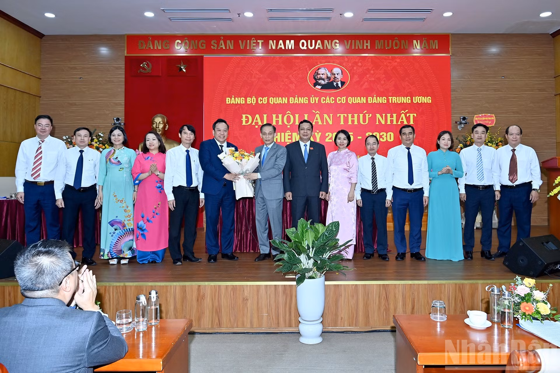 黎怀忠同志向新当选的党委委员和党委检查委员会委员同志献花表示祝贺。