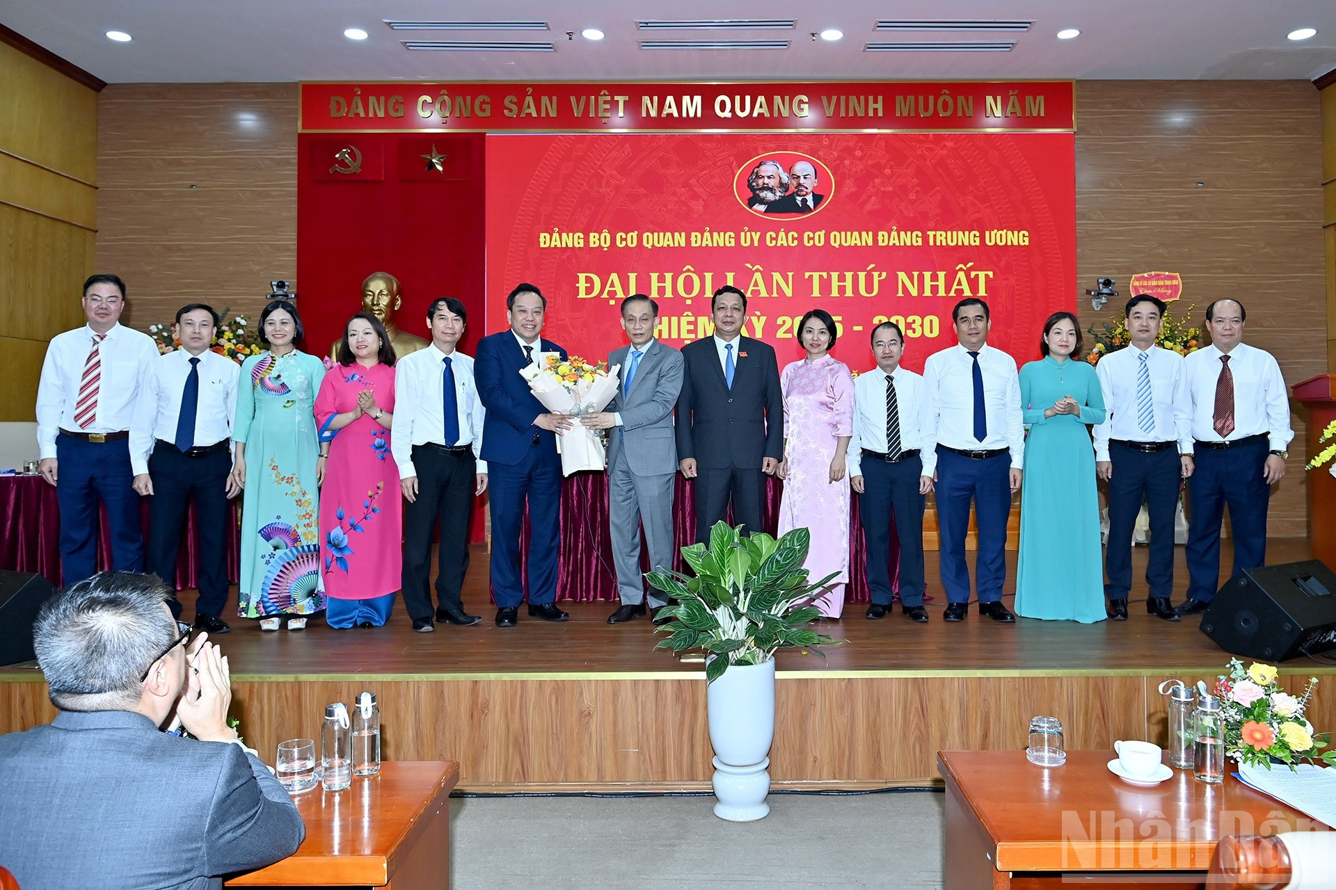 黎怀忠同志向新当选的党委委员和党委检查委员会委员同志献花表示祝贺。 黎怀忠同志向新当选的党委委员和党委检查委员会委员同志献花表示祝贺。