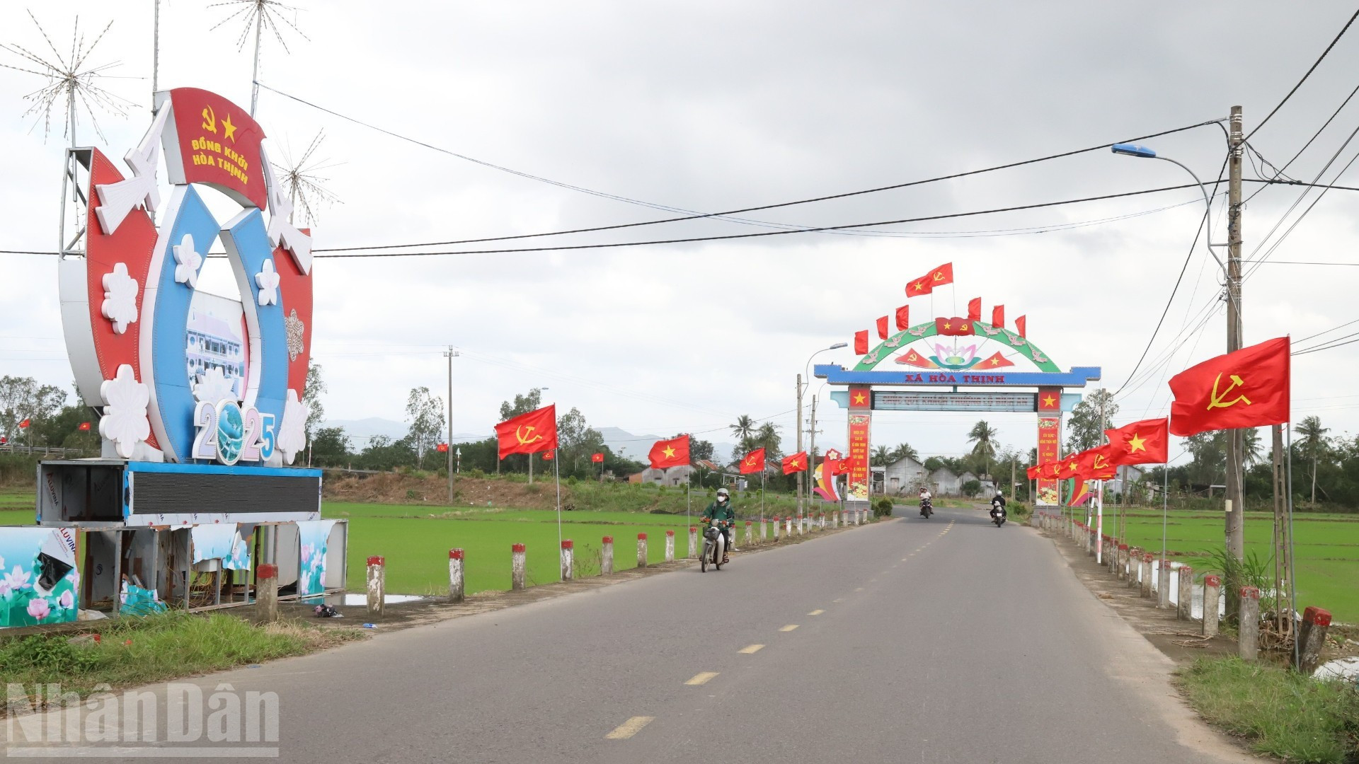 通往和盛乡受洪水侵袭地区的主干道上挂满了党旗和国旗，喜迎2026年丙午年春节。