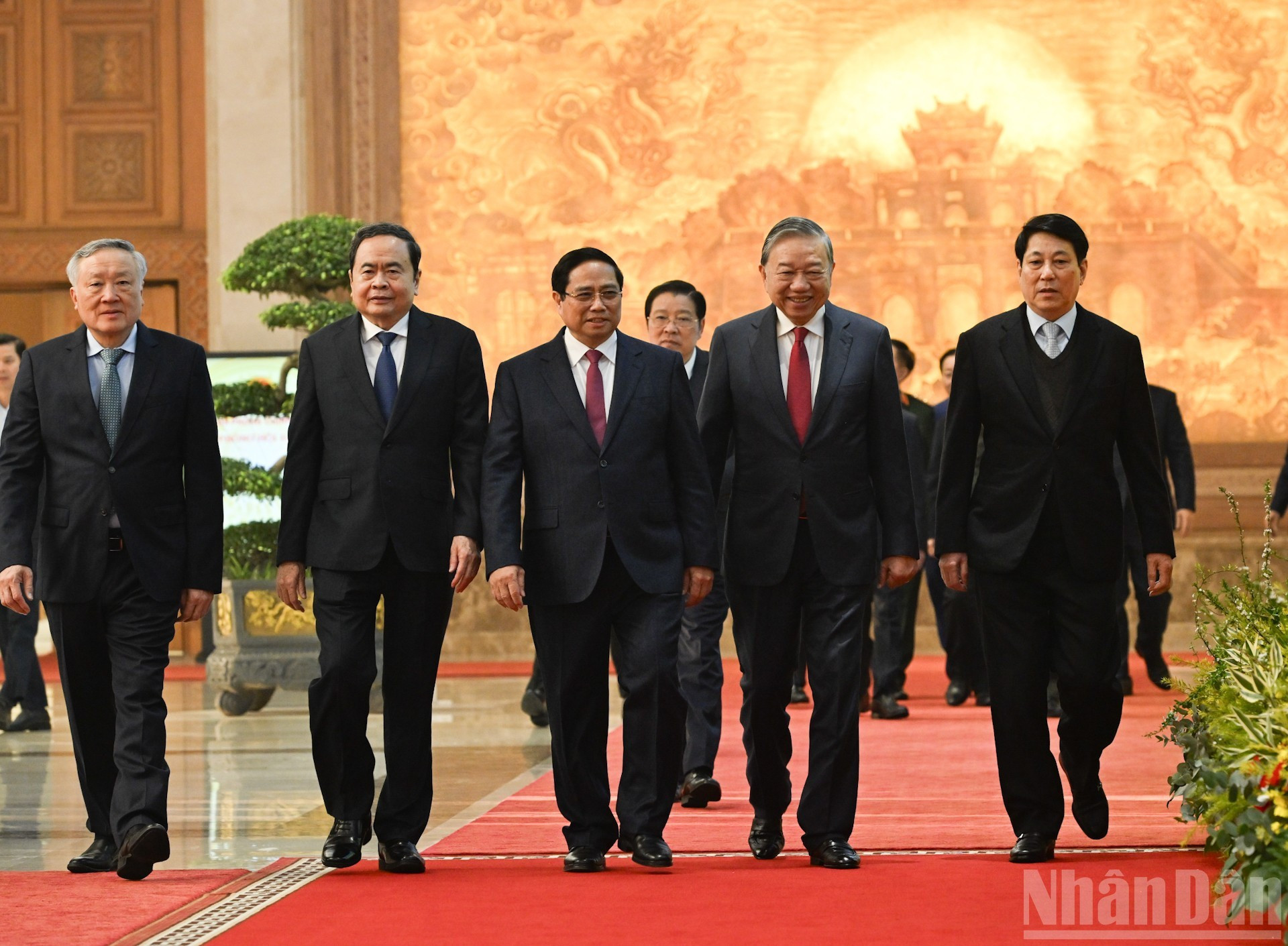 越共中央总书记苏林，越南国家主席梁强，越南政府总理范明正，越南国会主席陈青敏出席会议。