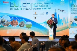 国会文化和社会委员会副主任谢文夏在会上发表专题讲话。