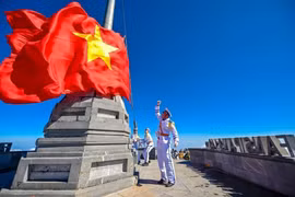 在番西邦峰顶参加升旗仪式。