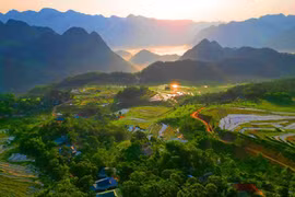 凭借海拔1700米的高度，普良（Pu Luong）山顶正逐渐成为徒步旅游的理想目的地。