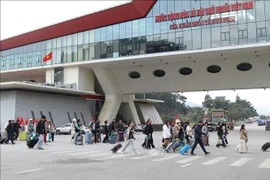 2026年元旦期间谅山省友谊口岸客流量较平日显著上升。（图片来源：越通社）