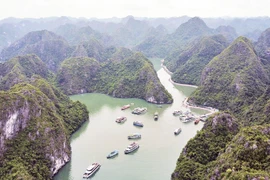 由于没有直达陆路交通，前往越海村的游客通常需乘坐快艇入村。