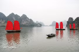 下龙湾与兰夏湾跨遗产区海上旅游线路正式开通。（图片来源：越通社）