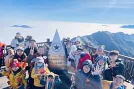 旅游业创下新奇迹。