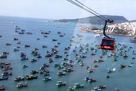 位于安江省富国岛经济特区的世界最长跨海缆车——菠萝缆车。（图片：越通社）