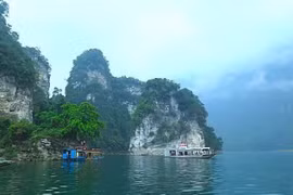 纳杭湖如诗如画的自然风光。