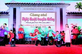 在宁侨步行街的一场传统艺术表演。（芳黄 摄）