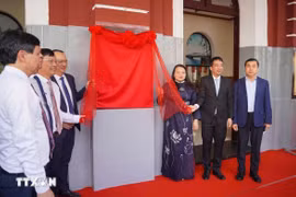 公布顺化火车站为旅游目的地的揭牌仪式。（图片来源：越通社）