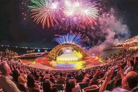 游客在富国岛南部旅游区欣赏烟花表演。