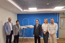 越南驻以色列商务参赞黎泰和（中）及越南驻以色列大使馆代表严春海灯、与以色列航空公司商务总经理及领导层合影。（图片来源：越通社）
