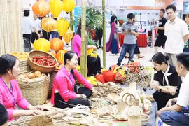 游客在岘港传统手工艺村参与体验活动。