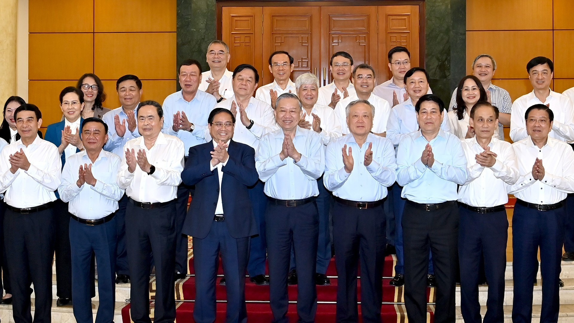 苏林总书记与党、国家领导人同政府党委常委会合影。