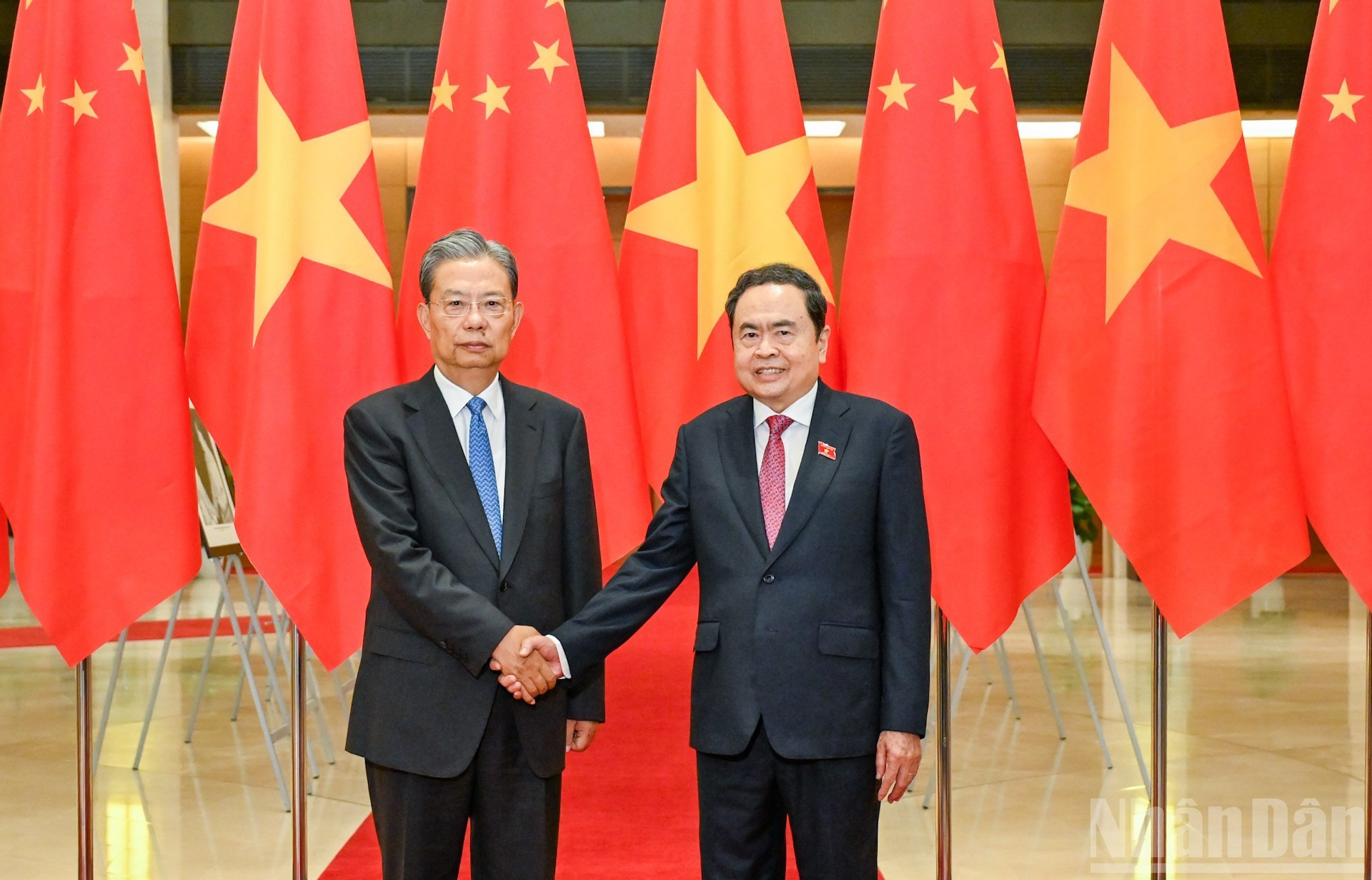 越南国会主席陈青敏与中国全国人大常委会委员长赵乐际。
