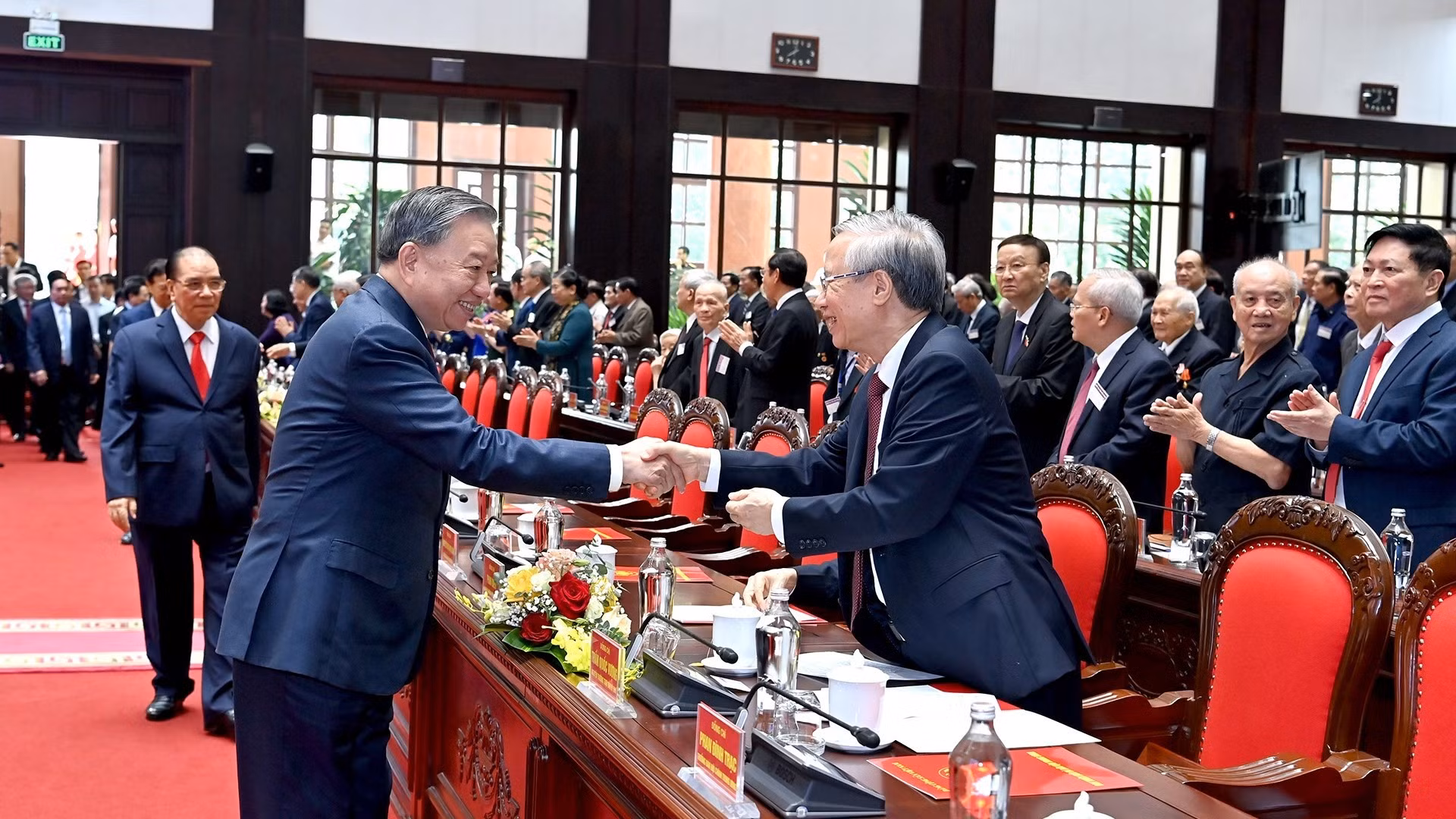 苏林总书记和各位代表一一握手。