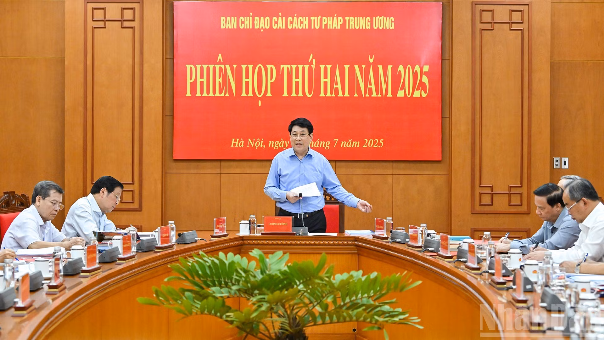 越南国家主席、越共中央司法改革指导委员会主任梁强主持会议。