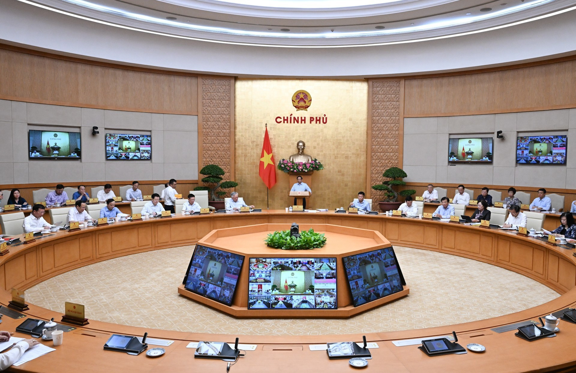 范明正总理主持召开7月政府例行会议。