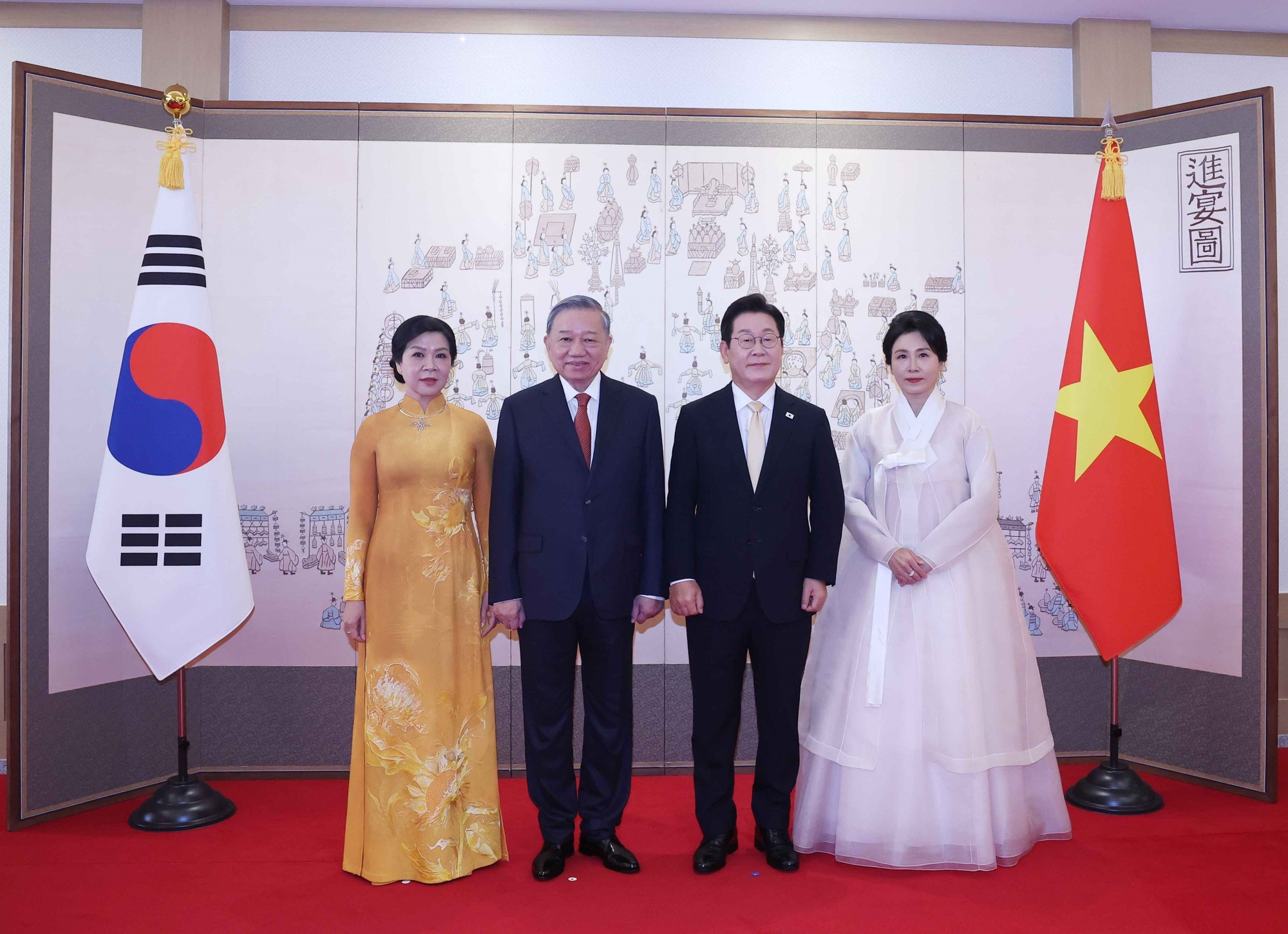 韩国总统李在明和夫人同越共中央总书记苏林和夫人合影。（图片来源：越通社）
