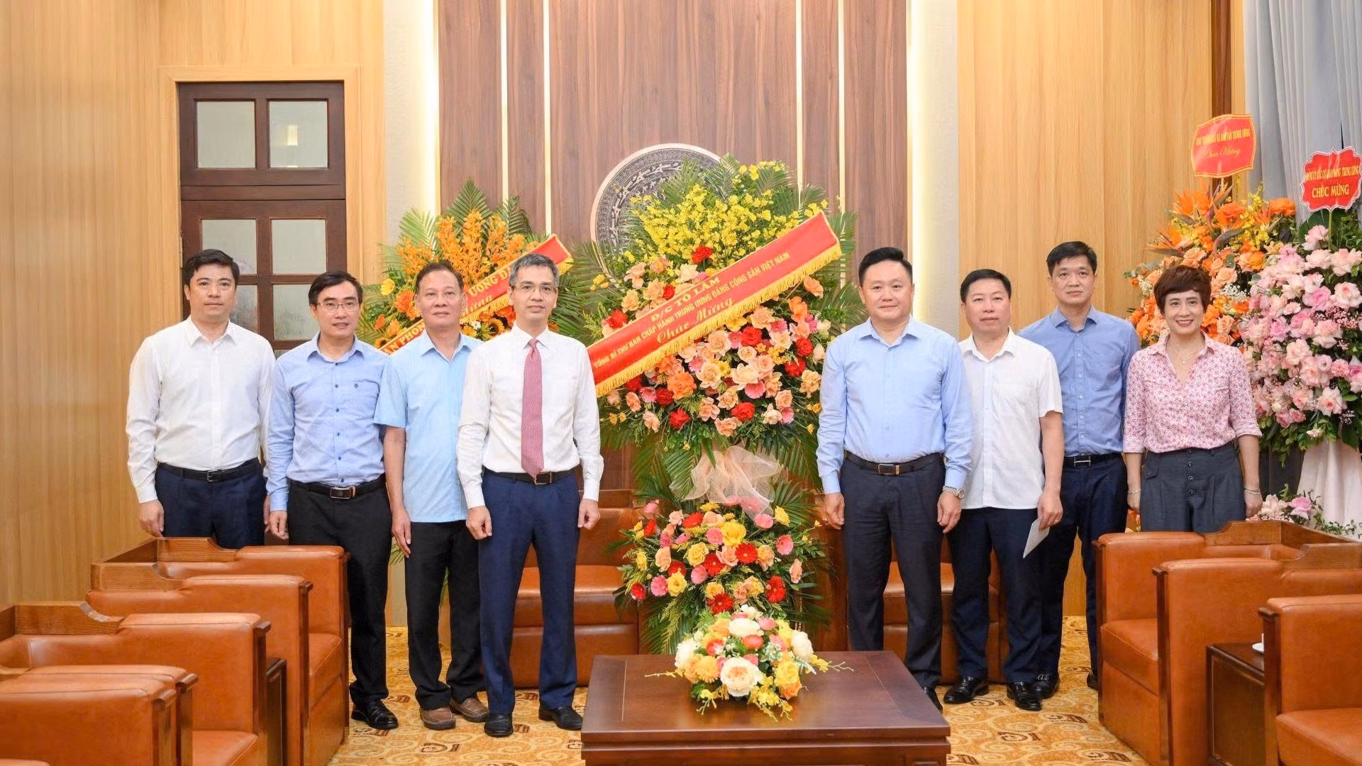 越共中央总书记苏林送花篮祝贺《人民报》社。