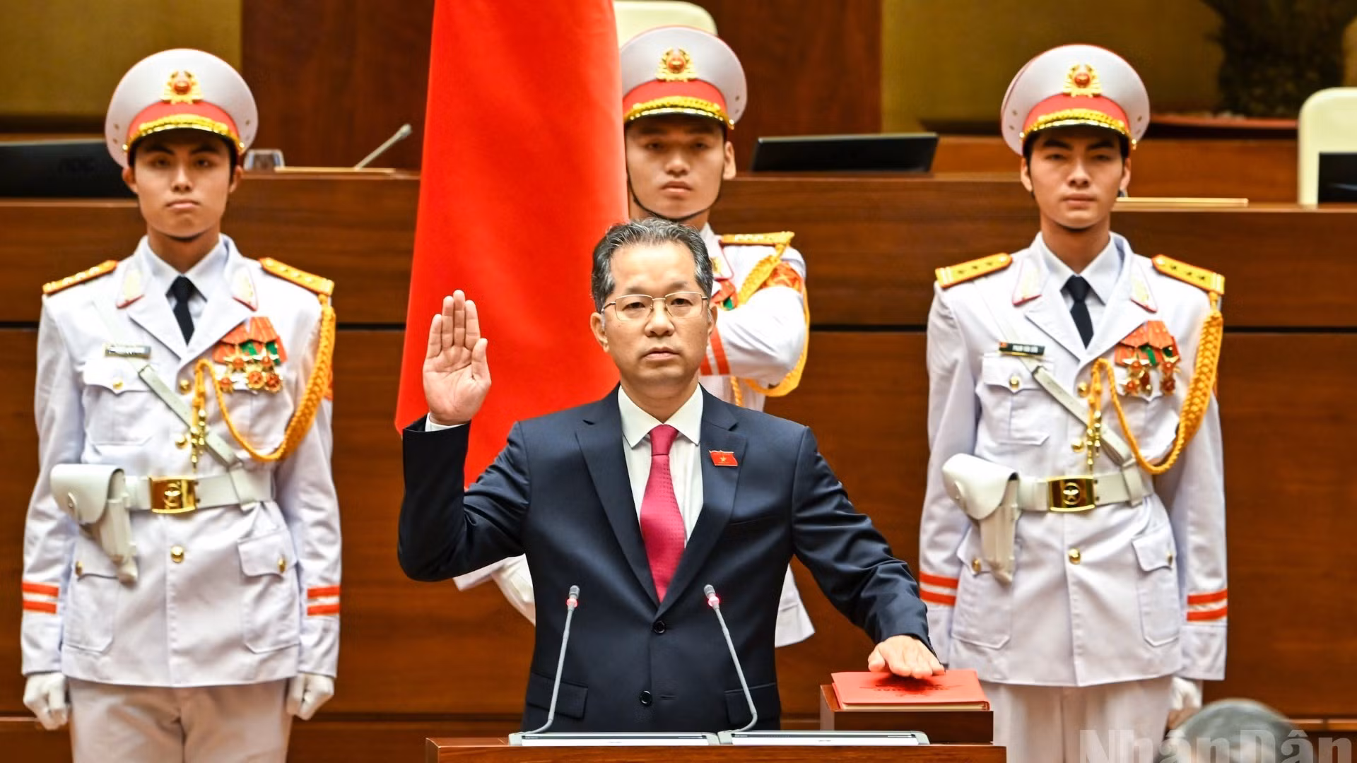 越南最高人民法院院长阮文广宣誓就职【组图】