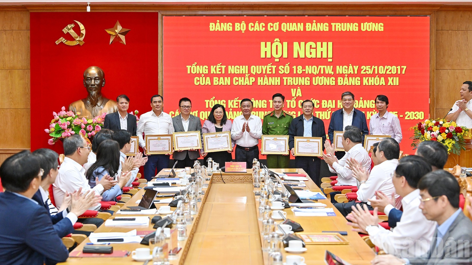 越共中央书记处常务书记陈锦秀向在越共中央党机关第一次代表大会组织参谋中取得突出成绩的集体颁发奖状。