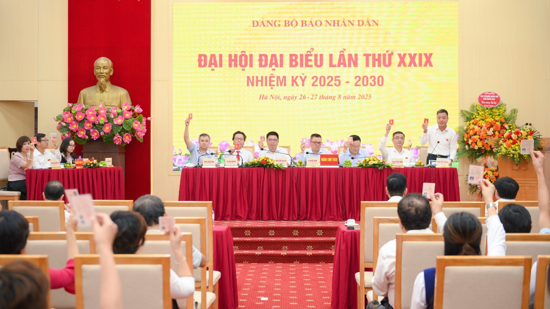 与会代表进行表决。