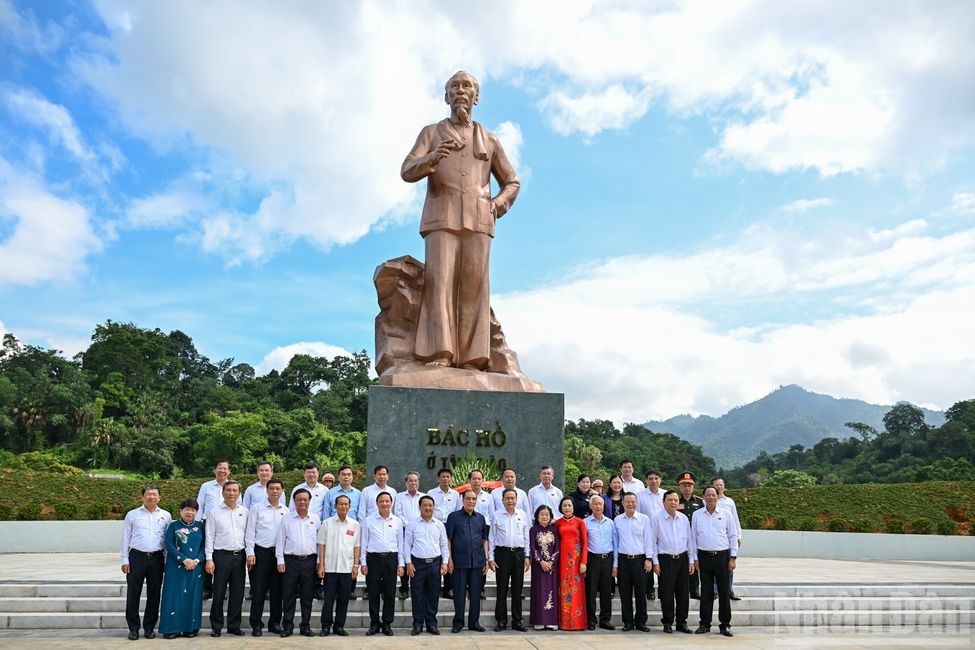 原越共中央总书记农德孟、国会主席陈青敏同与各位代表在胡伯伯雕像前合影留念。