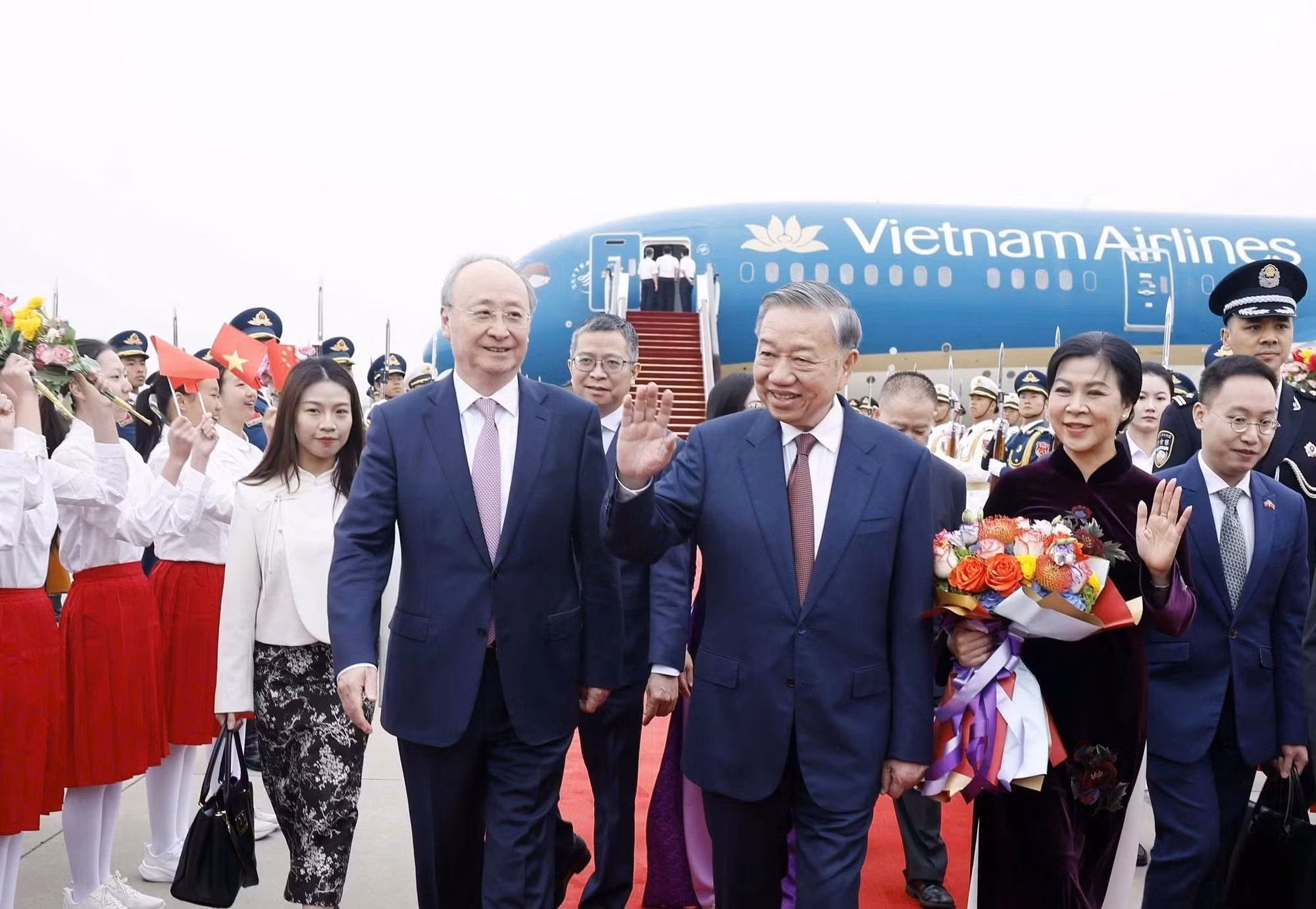 越共中央总书记、国家主席苏林偕夫人欢迎仪式在北京国际机场举行。