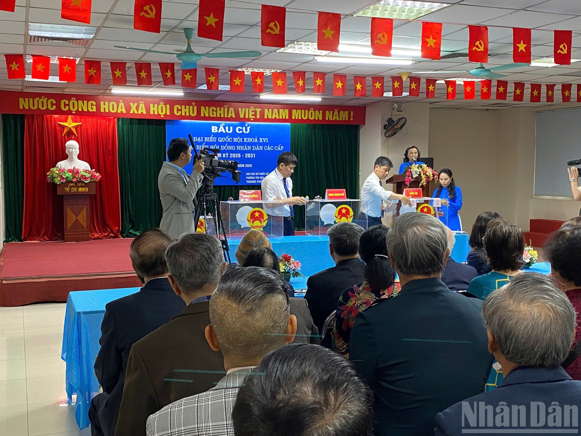 新闻工作者奔走各地 报道国家盛事【组图】