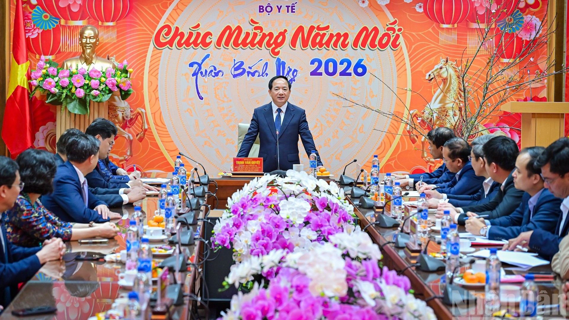 越共中央宣教与民运部部长郑文决走访卫生部。