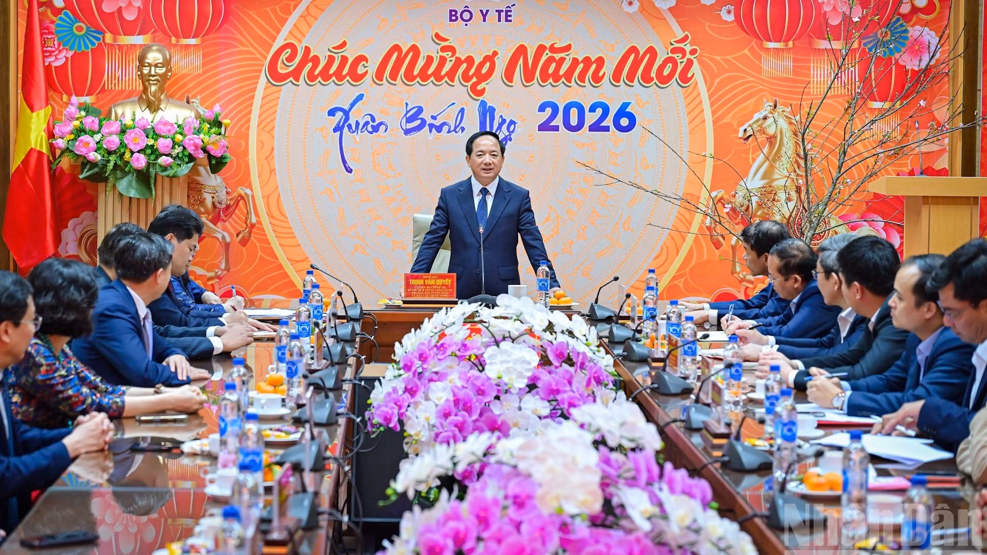 越共中央宣教与民运部部长郑文决走访卫生部。