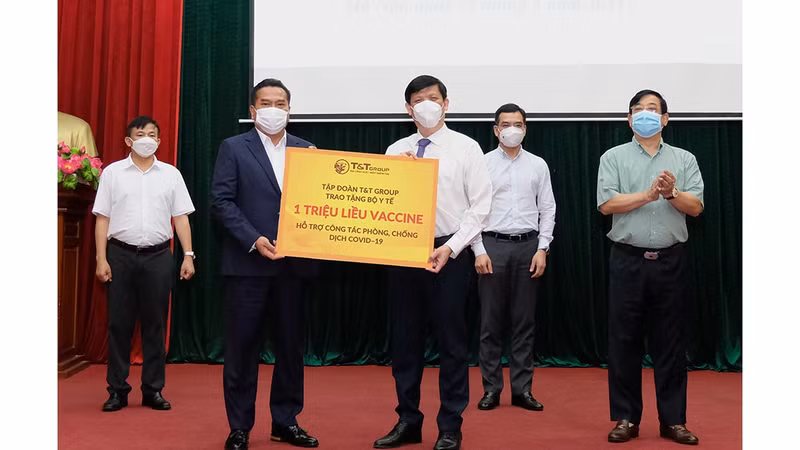 阮青龙部长接受援助资金。（图片来源：VGP）