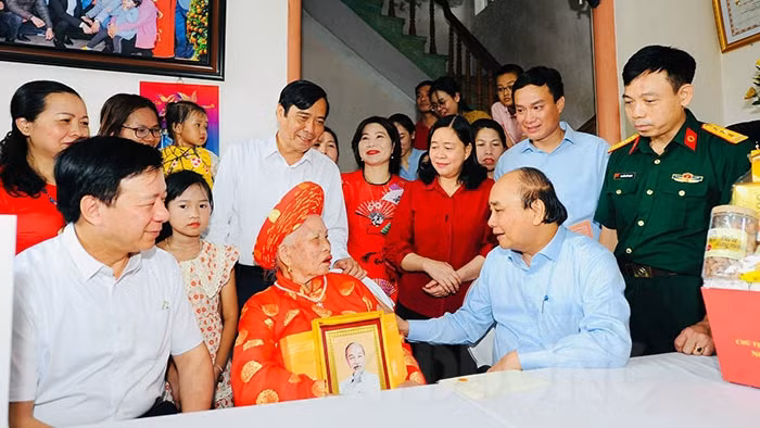 阮春福主席一行看望慰问范氏刘老人。（图片来源：海阳报网）