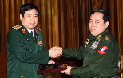 冯光青大将与缅甸国防部长韦伦中将。（图片来源：越南人民军队报）