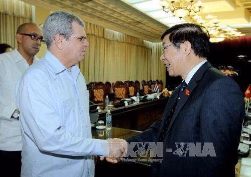 越南国会法律委员会副主任黎明通和奥梅罗·阿科斯塔·阿尔瓦雷斯同志。 (Photo: 图片来源：越通社)