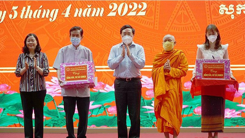 越南政府常务副总理范平明出席高棉族同胞传统新年见面会。